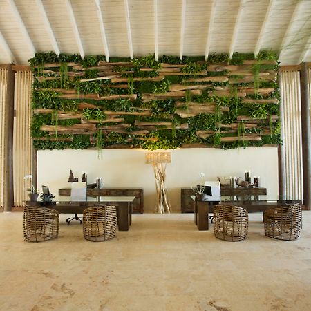 فيفا ويندام في سامانا - منتجع شامل الكل، للكبار فقط لاس تاريناس المظهر الخارجي الصورة Living wall at the front desk of the hotel