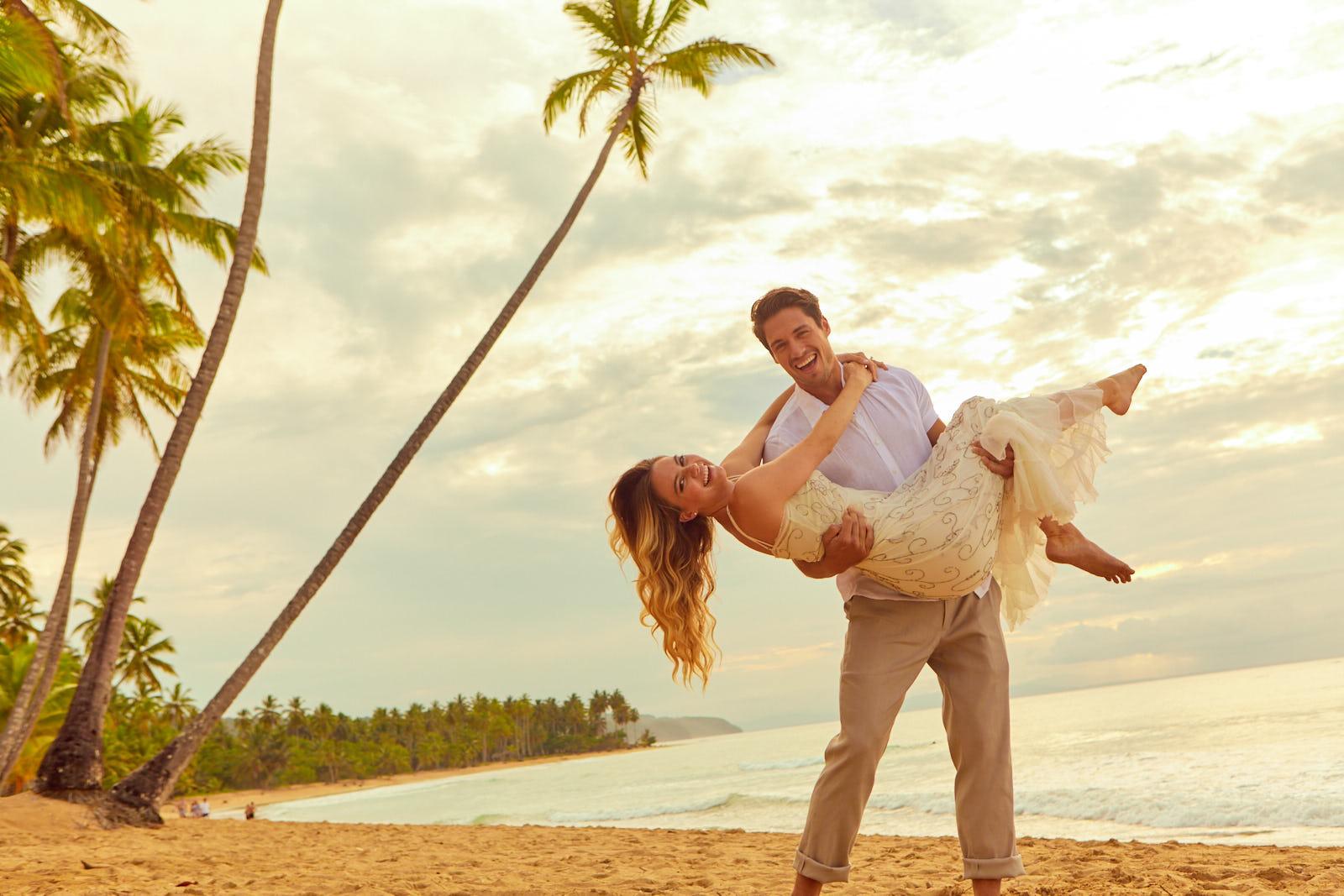 فيفا ويندام في سامانا - منتجع شامل الكل، للكبار فقط لاس تاريناس المظهر الخارجي الصورة A newlywed couple on the beach at Hard Rock Hotel & Casino Punta Cana