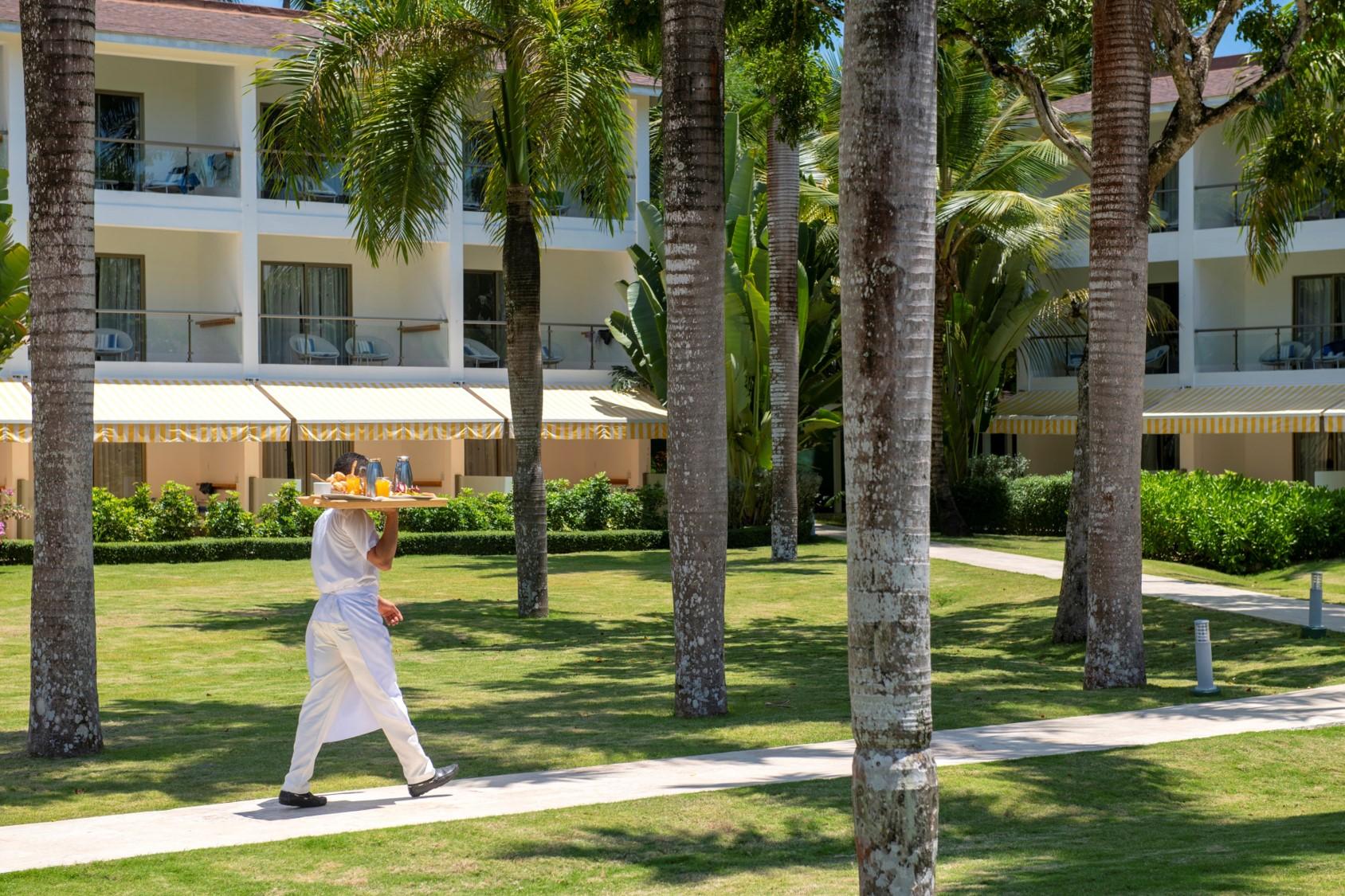فيفا ويندام في سامانا - منتجع شامل الكل، للكبار فقط لاس تاريناس المظهر الخارجي الصورة A butler at the Four Seasons Resort Punta Cana
