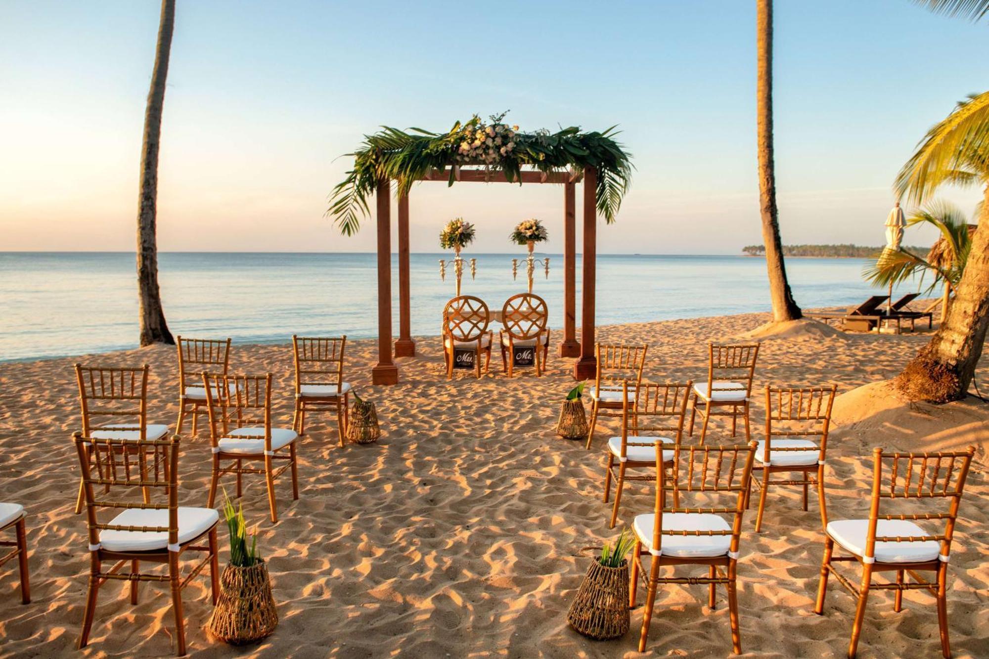 فيفا ويندام في سامانا - منتجع شامل الكل، للكبار فقط لاس تاريناس المظهر الخارجي الصورة A beach wedding